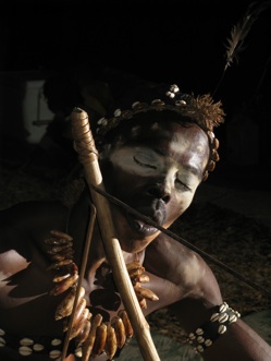 Nganga jouant de l'arc bwiti, mougongo
